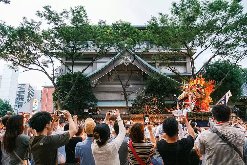 a crowd of people gathered at the international shakuhachi festival